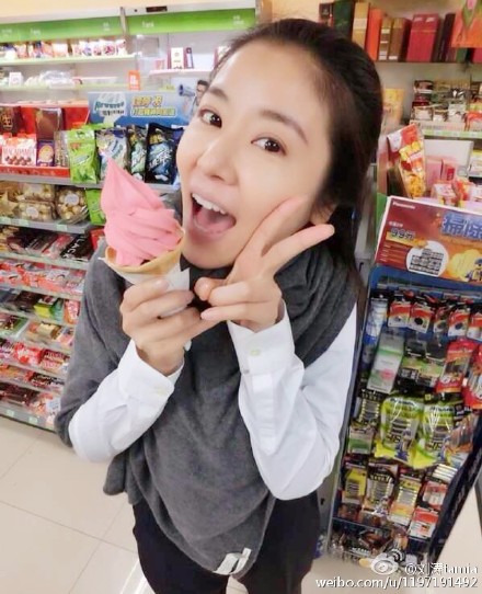 她還會在洗臉的時候以雙手順時針按摩臉頰3到5分鐘。